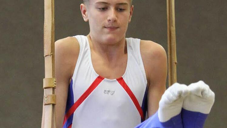 Louis Gilbert vom TV Großostheim turnte  in der Jugend A/B die beste Übung an den Ringen. Foto: Thomas Dill