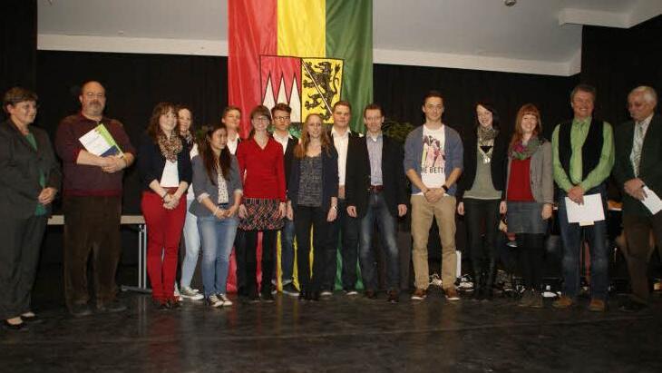 Die Sonderpreise für besondere Leistungen als Gruppe und Einzelperson überreichte Jugendamtsleiterin Adelinde Friedrich (links) an Dr. Diethmar Morawski (2. von links) für sein Engagement im Mehrgenerationenhaus in Haßfurt und an die Big-Band der Realschule Hofheim "Pfeffer, Salz & Sahne" für ihre Benefizkonzerte.  Foto: sw