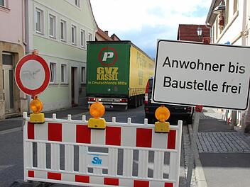 Selbst zu Zeiten der Neugestaltung und der damit verbundenen Vollsperre versuchten auswärtige Lkw-Fahrer durch die Neubrückentorstraße zu kommen. Aufs Navi geschaut, aber nicht auf die Schilder. Das soll sich ändern, da die Staatsstraße künftig nicht durch Ebern, sondern um die Stadt herumführt. Foto: Ralf Kestel