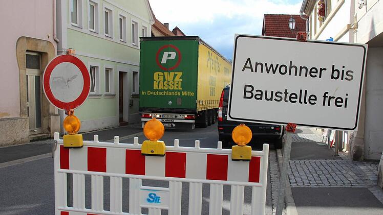 Selbst zu Zeiten der Neugestaltung und der damit verbundenen Vollsperre versuchten auswärtige Lkw-Fahrer durch die Neubrückentorstraße zu kommen. Aufs Navi geschaut, aber nicht auf die Schilder. Das soll sich ändern, da die Staatsstraße künftig nicht durch Ebern, sondern um die Stadt herumführt. Foto: Ralf Kestel