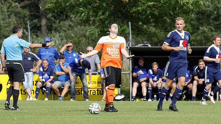 Der Oberhaider Marcel Kutzelmann (Mitte) kann die Entscheidung des Schiedsrichters Steffen Reißmann nicht fassen. Rechts der Ebinger Fabian Funk. Foto: sportpress