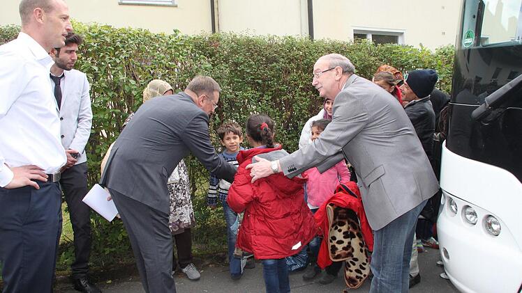 OB Schramm und der syrische Arzt Mohamed-Ghanem Drag-al-Sibai, der seit zwei Jahren als Urologe am Kulmbacher Klinikum arbeitet und als Dolmetscher fungiert, begrüßen die Flüchtlinge.