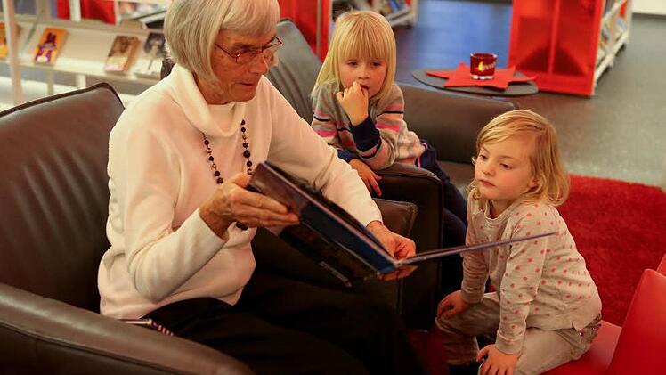 Die Kleinen hängen an den Lippen von Gisela Böker. Foto: Barbara Herbst