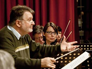 Unter Leitung von Hans Stähli probt das Orchester der "Musikfreunde Neustadt".Foto: Jochen Berger