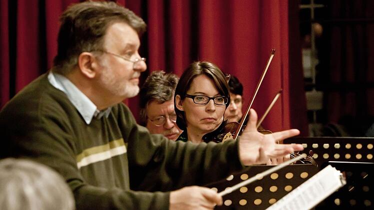 Unter Leitung von Hans Stähli probt das Orchester der "Musikfreunde Neustadt".Foto: Jochen Berger