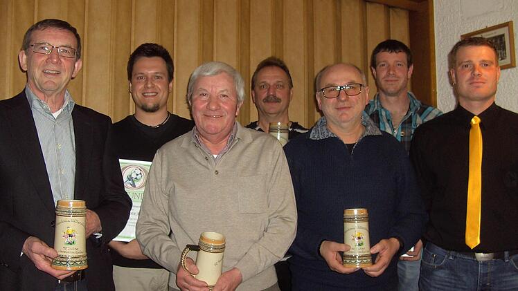 Ehrungen für 25- und 40-jährige Vereinszugehörigkeit beim FC Frankonia Wittershausen: Das Foto zeigt von links: Dietmar Büchner, Alexander Müller, Alfred Röder, Theodor Weigand, Herbert Sell, Peter Sell und Zweiter Vorsitzender Christian Sell.