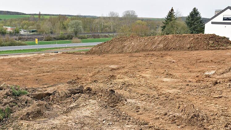 Im neuen Baugebiet "Eichelberg III" in Gädheim ist schon jetzt ein Gelände für ein zukünftiges gemeinsames Feuerwehrgerätehaus für die Feuerwehren aus Gädheim und Ottendorf (rechts im Bild) vorgesehen.