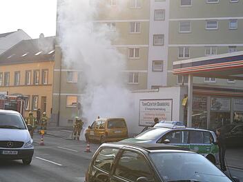 Aufregung in Bamberg: Am Mittwochmorgen zogen Rauchschwaden über die Stadt. An einer Tankstelle in Bahnhofsnähe hatte ein Auto Feuer gefangen.  Foto: Ronald Rinklef
