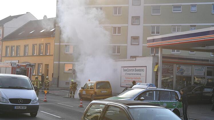Aufregung in Bamberg: Am Mittwochmorgen zogen Rauchschwaden über die Stadt. An einer Tankstelle in Bahnhofsnähe hatte ein Auto Feuer gefangen.  Foto: Ronald Rinklef