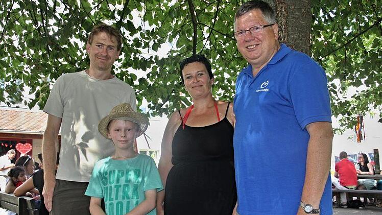 Elternbeiratssprecher Ralph Bremicker (mit Sohn Jonas), Silke Jeschek (Elternvertreterin Grundschulbereich) und Vorsitzender Hans-Werner Steger kämpfen um den Erhalt der Lebenshilfe. Fotos: Helmut Will