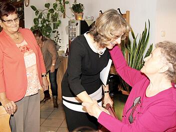 Elisabeth Engert (r.) freute sich über die Glückwünsche von Renate Schroff. Links Tochter Marina Gügel Foto: Richard Sänger