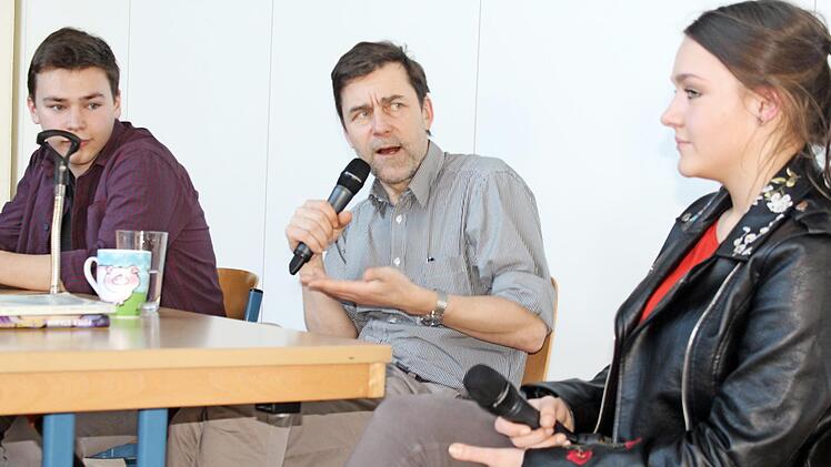Wird gewiss nicht nur bei seinen Interviewern Stefan Zapf und Maria Süppel als zugänglicher und offener Antwortgeber in Erinnerung bleiben: Peter Stamm (Mitte). Foto: Markus Häggberg