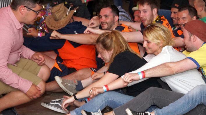 Angesteckt von der blendenden Stimmung im Festzelt bildete diese Gruppe spontan einen "Bob".Mario Deller