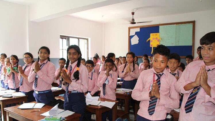 Schülerinnen und Schüler der 5. Klasse - dank Photovoltaikanlage auf dem Schulhausdach kann das Klassenzimmer mit einem Ventilator belüftet werden.Nepalhilfe Kulmbach