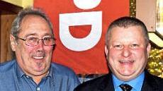 Gl&uuml;ckw&uuml;nsche f&uuml;r den Kandidaten Joachim Schlesinger (rechts) durch Vorsitzenden Harald Zeulner  Foto: Radziej