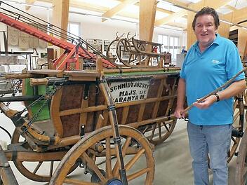 Josef Wirtz stellt den Besuchern des Heimatmuseums ein besonderes Ausstellungsstück vor. Foto: Manfred Welker