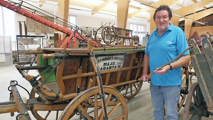 Josef Wirtz stellt den Besuchern des Heimatmuseums ein besonderes Ausstellungsstück vor. Foto: Manfred Welker