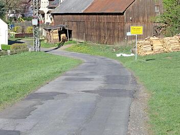 Das Foto zeigt den schlechten Fahrbahnzustand der Gemeindeverbindungsstraße vor dem Ausbau. Foto: Ralf Hauenstein, Regierung von Oberfranken