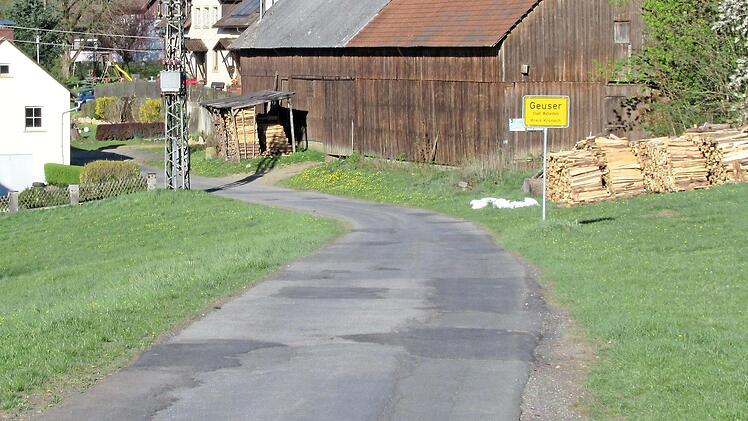 Das Foto zeigt den schlechten Fahrbahnzustand der Gemeindeverbindungsstraße vor dem Ausbau. Foto: Ralf Hauenstein, Regierung von Oberfranken
