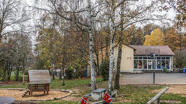 Weitl&auml;ufige Anlage im Gr&uuml;nen: das Geb&auml;ude der Wildensorger Schule. Nach Informationen der CSU verst&ouml;&szlig;t es gegen gesetzliche Brandschutz-Auflagen.   Foto: Barbara Herbst