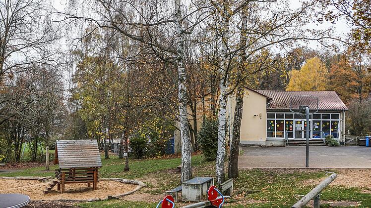 Weitläufige Anlage im Grünen: das Gebäude der Wildensorger Schule. Nach Informationen der CSU verstößt es gegen gesetzliche Brandschutz-Auflagen.   Foto: Barbara Herbst