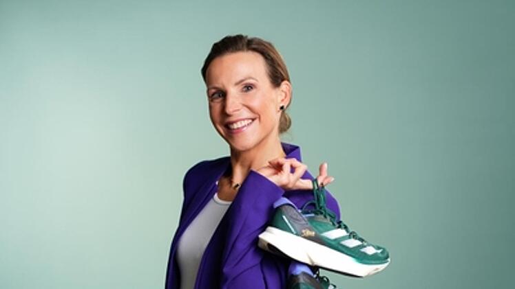 Die deutsche Lauflegende Sabrina "Mocki" Mockenhaupt meldet sich beim 51. Berlin-Marathon gemeinsam mit Moderatorin Laura Papendick von der Strecke. Unter den Teilnehmern finden sich unter anderem der Kenianer Sabastian Sawe, für viele der aktuell beste Marathonläufer der Welt, und Vorjahressieger Milkesa Mengesha.