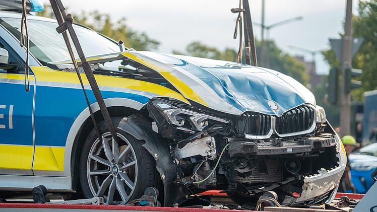 Unfall in N&uuml;rnberg: Polizeiwagen auf Einsatzfahrt kracht in Pkw