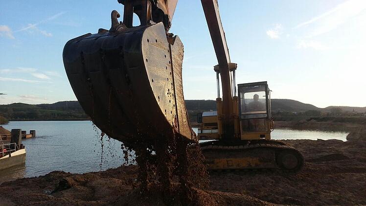 In der Kiesgrube wird gearbeitet, vor allem drohte die Fundstelle tiefer abzurutschen. So baggerte man vorsichtig Schaufel für Schaufel aus und sichtete den Sand nach weiteren Stücken.