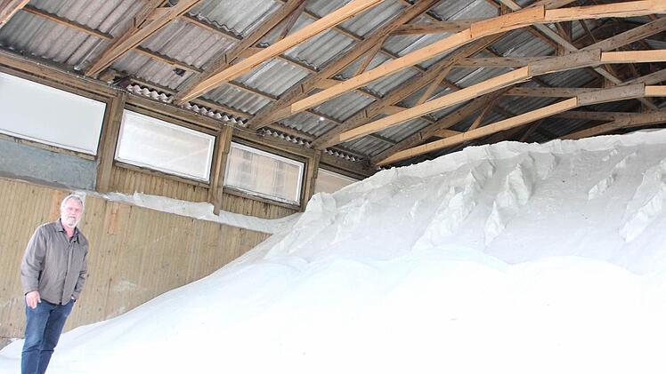 Roland Kalb, Straßenmeister vom Kreisbauhof Neuses, im gut gefüllten Salzlager. Foto: Roepert