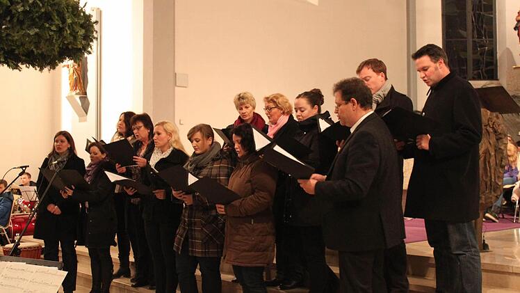 Der Lehrerchor sang a capella "Singen wir im Schein der Kerzen". Foto: Carmen Schwind
