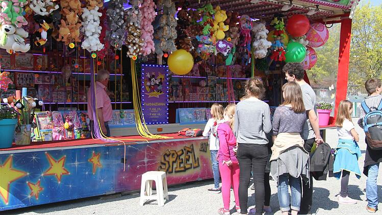 Schon zur Eröffnung ließen sich viele Kulmbacher auf Volksfest locken. Foto: Sonja Adam