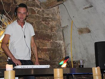 Im Clubraum des Fußgängers: Nach 1 Uhr nachts wird im Gewölbekeller weitergefeiert. Alexander Walther aus Bad Brückenau legt auch selbst auf. Foto: Ulrike Müller