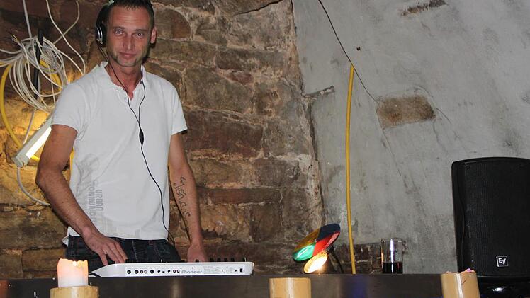 Im Clubraum des Fußgängers: Nach 1 Uhr nachts wird im Gewölbekeller weitergefeiert. Alexander Walther aus Bad Brückenau legt auch selbst auf. Foto: Ulrike Müller