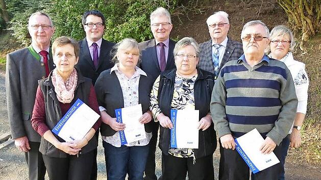 Geehrte und Offizielle bei der Hauptversammlung des VdK-Ortsverbands Harsdorf. Vorne, von links: Gerda Hohlweg, Monika Kuhmann, Renate Opel, Rudolf H&uuml;bner. Hinten, von links: Vorsitzender Alfred Baumg&auml;rtner, stellvertretender Kreisvorsitzender Marc Benker, B&uuml;rgermeister G&uuml;nther H&uuml;bner, Schriftf&uuml;hrer Willi Bechmann, Zweite Vorsitzende und Betreuerin Gunda Ludwig. Foto: Dieter H&uuml;bner