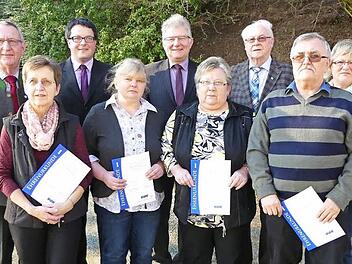 Geehrte und Offizielle bei der Hauptversammlung des VdK-Ortsverbands Harsdorf. Vorne, von links: Gerda Hohlweg, Monika Kuhmann, Renate Opel, Rudolf Hübner. Hinten, von links: Vorsitzender Alfred Baumgärtner, stellvertretender Kreisvorsitzender Marc Benker, Bürgermeister Günther Hübner, Schriftführer Willi Bechmann, Zweite Vorsitzende und Betreuerin Gunda Ludwig. Foto: Dieter Hübner