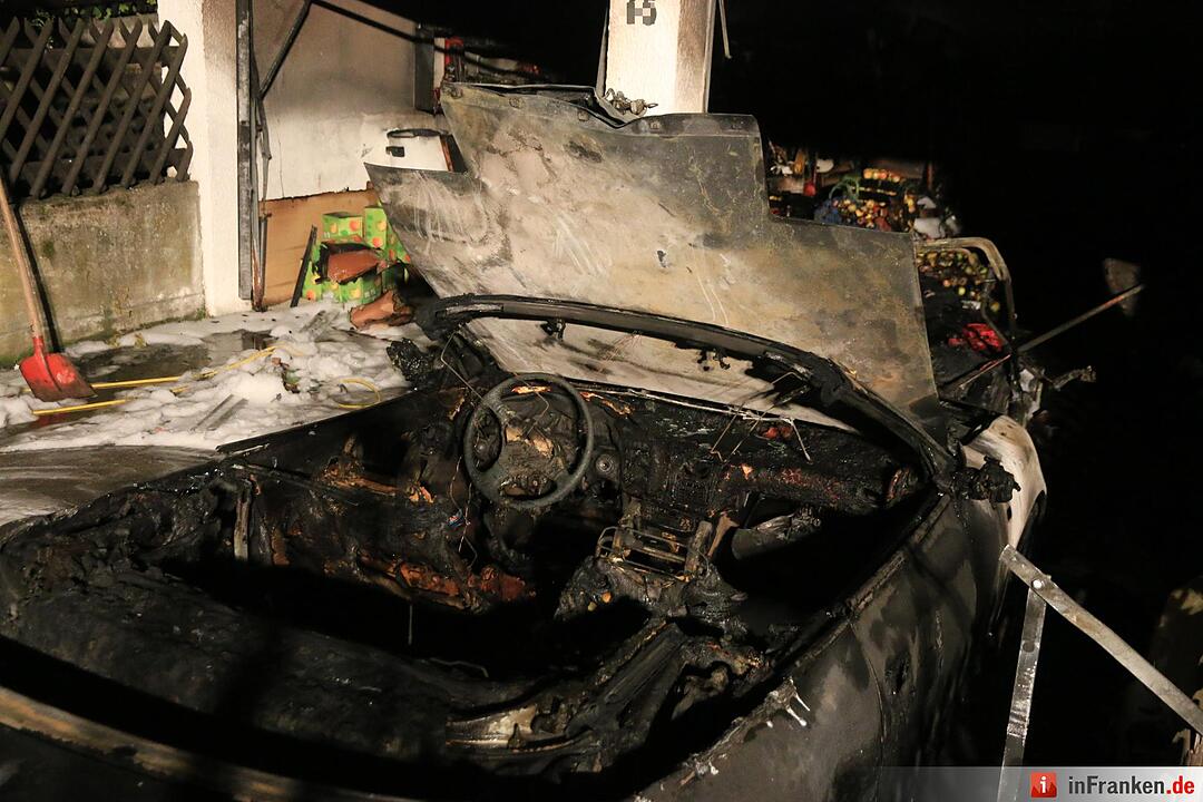 Garagenbrand in Wildensorg - Auto geht in Flammen auf