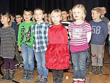 Mit wunderschönen Liedern und Gedichten stimmten die Grundschüler der Max-Hundt-Schule auf Weihnachten ein. Foto: Sonny Adam