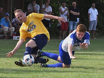 Kurios, dass die SG Reiterswiesen II/Post SV II, hier mit Andre Heinrich (links), überhaupt im Finale der Stadtmeisterschaft antrat, waren sie doch bereits vor den Halbfinals ausgeschieden. Gegen den FC 06 Bad Kissingen mit Jonas Schmitt gab es schließlich die erwartete Niederlage. Foto: Hopf