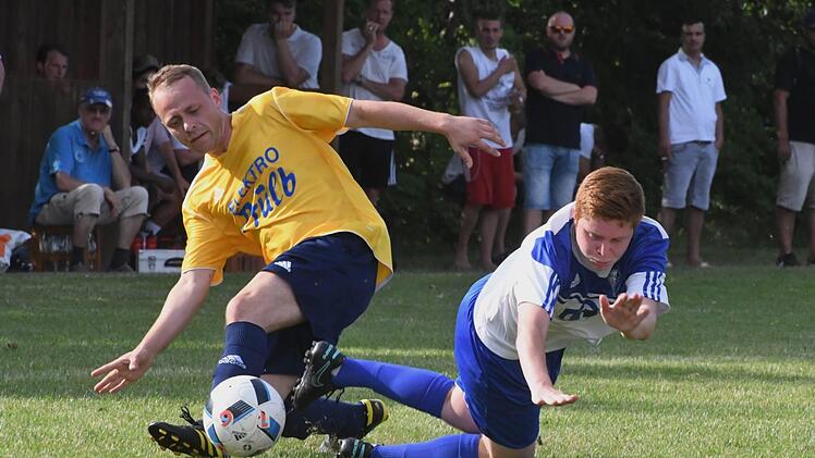 Kurios, dass die SG Reiterswiesen II/Post SV II, hier mit Andre Heinrich (links), überhaupt im Finale der Stadtmeisterschaft antrat, waren sie doch bereits vor den Halbfinals ausgeschieden. Gegen den FC 06 Bad Kissingen mit Jonas Schmitt gab es schließlich die erwartete Niederlage. Foto: Hopf
