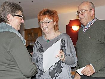 Anja Schmidt und Werner Neubauer zeichneten Rosl Gleich (links) für 25 Jahre Mitgliedschaft im Sozialverband VdK aus.  Foto: Michael Wunder