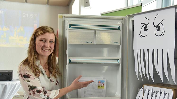 Klimaschutzmanagerin Lisa Güntner klärt über Stromfresser im Haushalt auf. Gesucht wird das älteste Kühlgerät. Foto: Gabi Arnold
