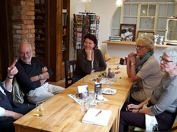 Der Stammtisch "Kunst" versteht sich als gesellige Runde. Die Frauen und Männer treffen sich im Café in Hohmanns Manufactur in Bad Brückenau. Ihre Gesprächsthemen gehen über die Kultur hinaus.  Foto: Isabell Gerr
