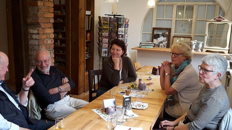 Der Stammtisch "Kunst" versteht sich als gesellige Runde. Die Frauen und Männer treffen sich im Café in Hohmanns Manufactur in Bad Brückenau. Ihre Gesprächsthemen gehen über die Kultur hinaus.  Foto: Isabell Gerr