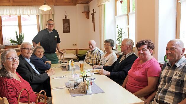 Heinrich Schmitt (stehend) informiert die Senioren &uuml;ber das heutige Men&uuml;. Foto: Carmen Schwind