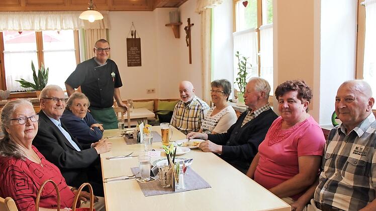 Heinrich Schmitt (stehend) informiert die Senioren über das heutige Menü. Foto: Carmen Schwind