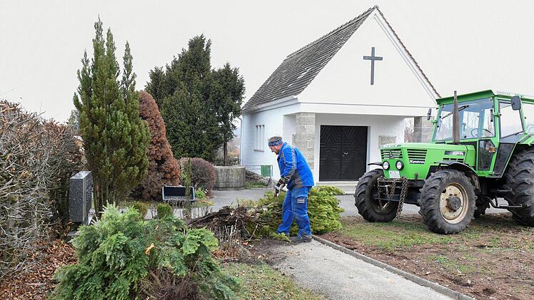 Friedhofsverwalter Gerhard Hübner hilft bei der Grabauflösung.Hagen Lehmann