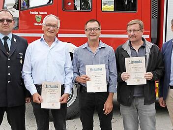 Die Ehrungen der FFW Hallerndorf (v. l.): Vorsitzender Joachim Bauer, Hans Weiß, Otto Rauh, Gerhard Bauernschmitt und Bürgermeister Torsten Gunselmann  Foto: Mathias Erlwein