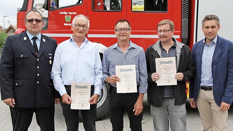 Die Ehrungen der FFW Hallerndorf (v. l.): Vorsitzender Joachim Bauer, Hans Weiß, Otto Rauh, Gerhard Bauernschmitt und Bürgermeister Torsten Gunselmann  Foto: Mathias Erlwein