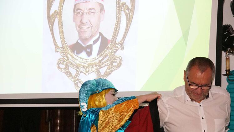 "Hofn&auml;rrin" Margit Schnapp legt B&uuml;rgermeister J&uuml;rgen Kohmann einen SKK-Anzug an, weil dieser nach 13 Jjahren Teilnahme an den Elferratssitzungen "schon fast dazugeh&ouml;rt"