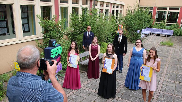 Eindrücke von der Zeugnis-Übergabe am Hammelburger Gymnasium. Foto: Ralf Ruppert
